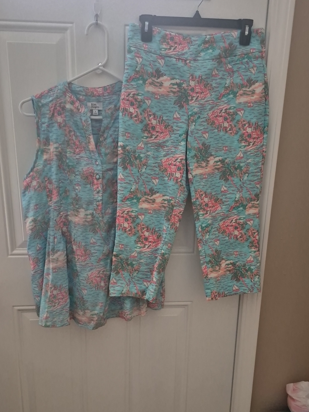 Kim Rogers Turquoise Tropical Print Capri Pants